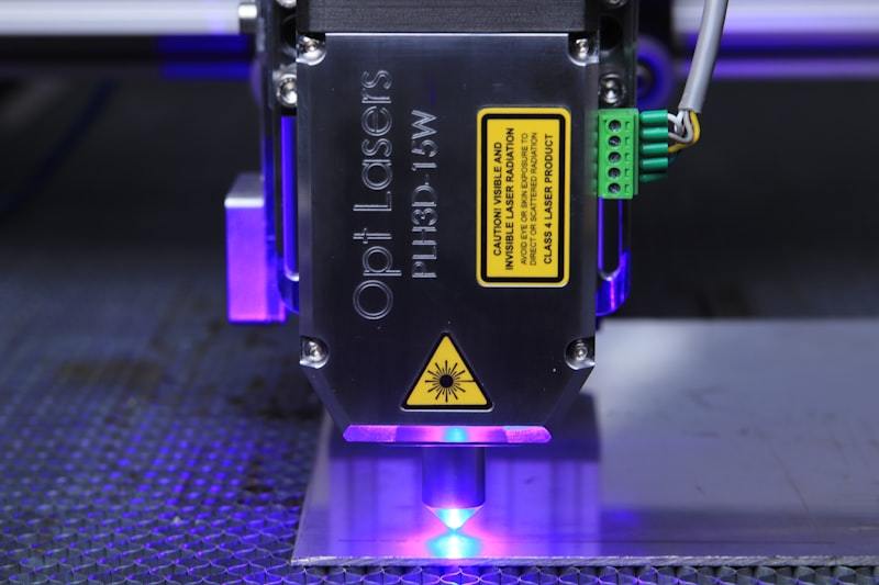 Focus lens for industrial laser cutting machines