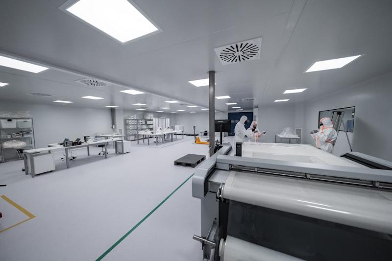 Fused silica UV optical component manufactured under cleanroom conditions for laboratory instruments