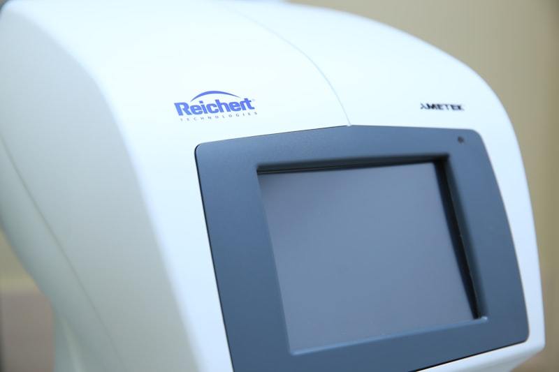 Fused silica UV optical window for laboratory spectrophotometer sample chamber