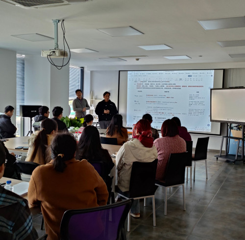 El equipo de Hydrorelax celebra una reunión de colaboración estratégica empresarial y de marketing.