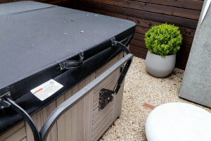 Instalación de la cubierta del jacuzzi: Cómo arreglar tornillos sueltos y asegurar un ajuste correcto