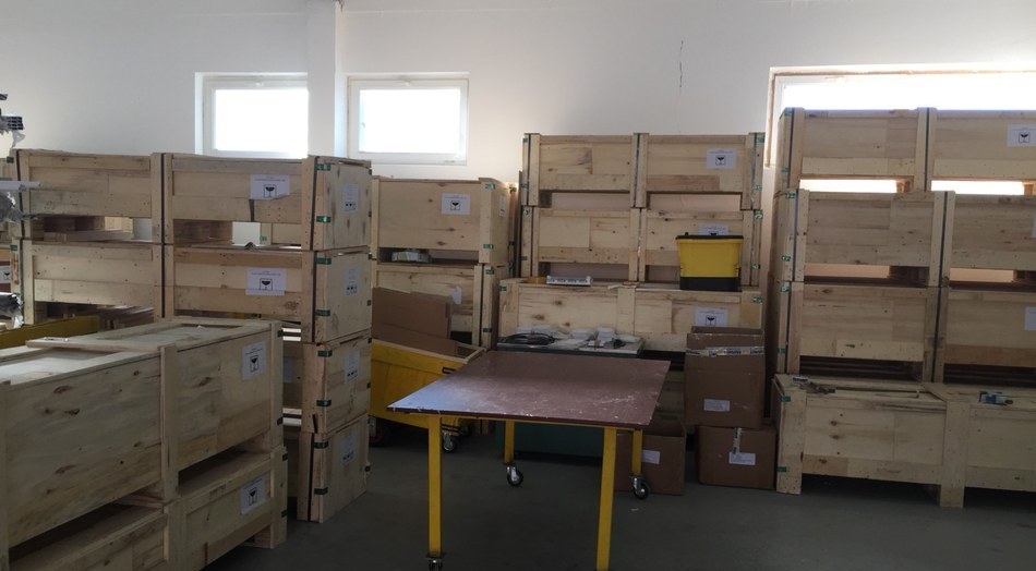 Wooden crate packaging used by Hydrorelax to export tempered shower glass to Eastern Europe