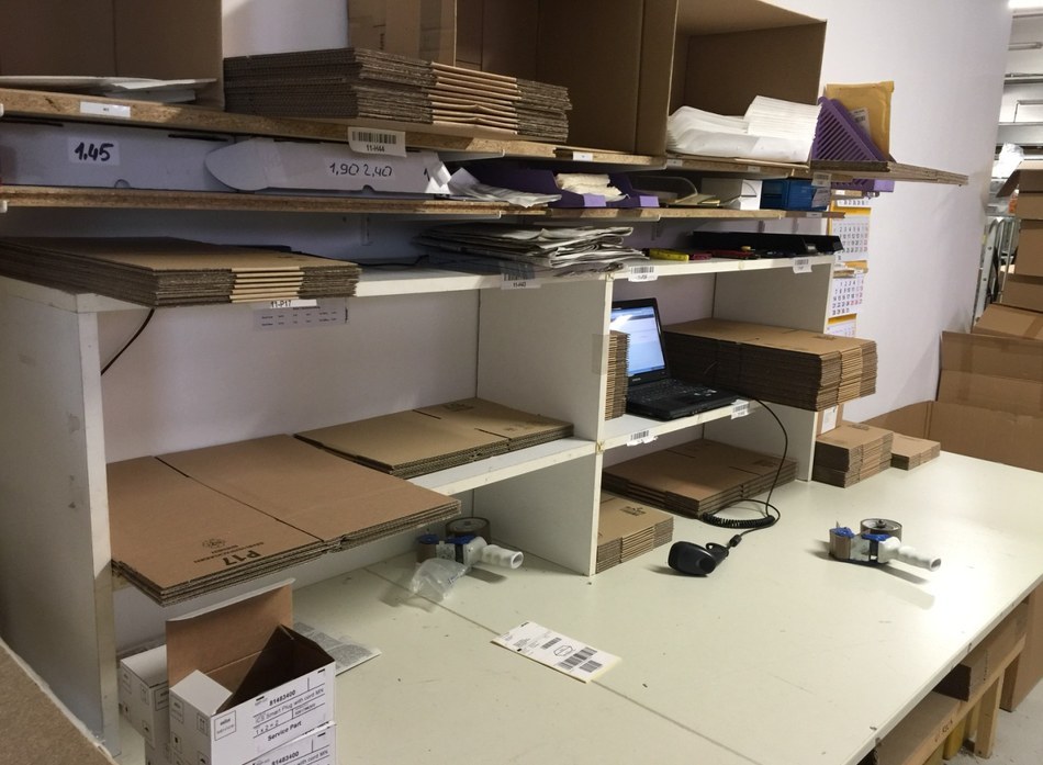 GPP packing station in Bremen with pre-cut corrugated cardboard sorted by size and scanning laptop