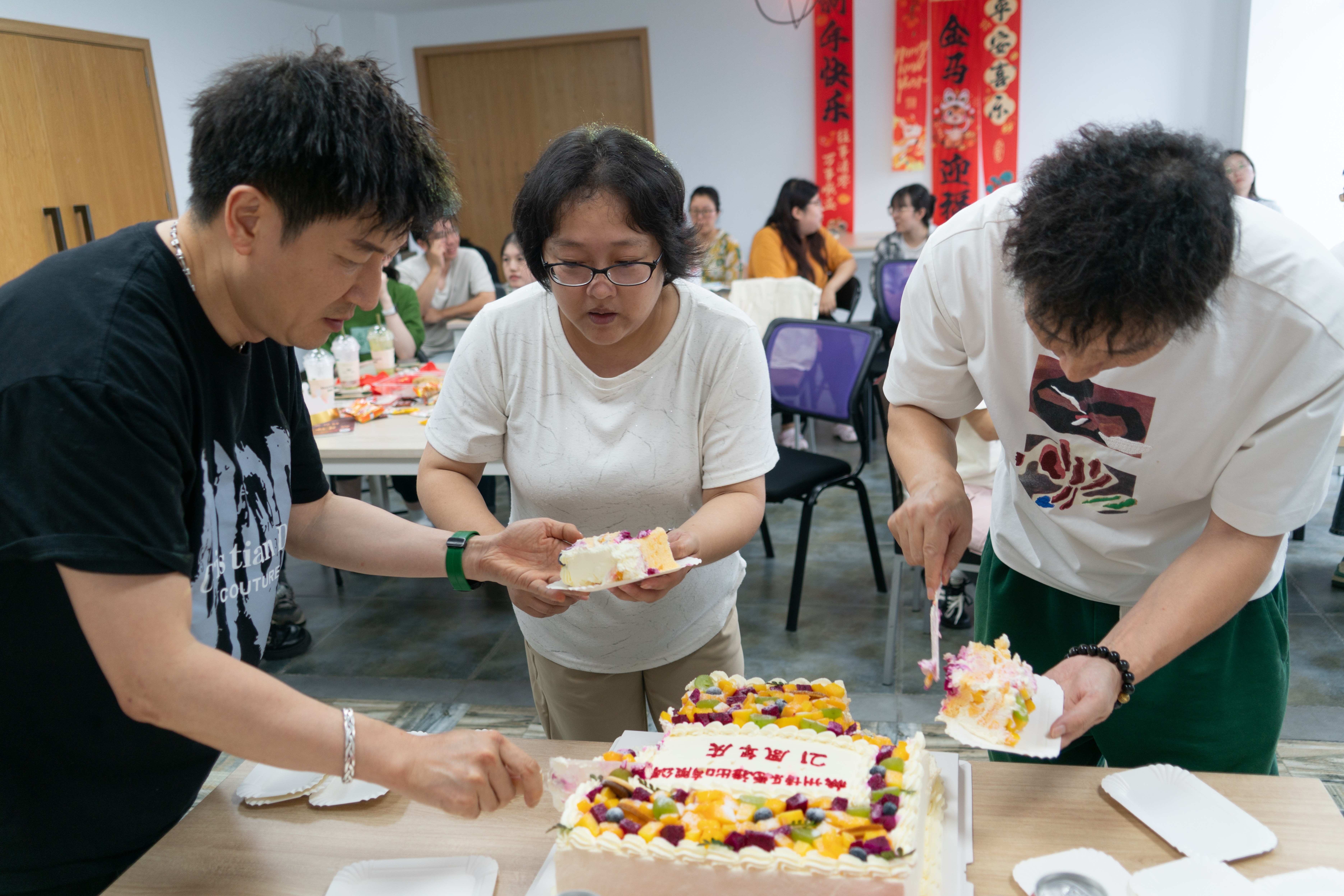 Long-service employees cutting Proway Hydrorelax 21st anniversary cake