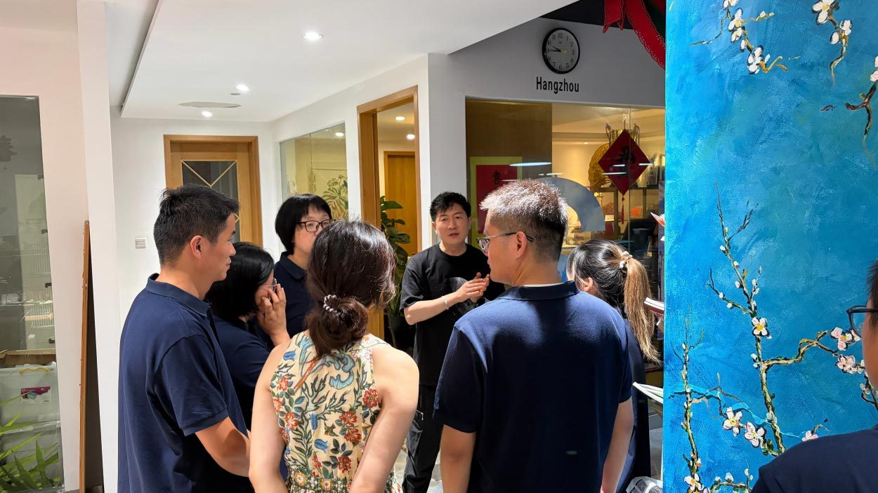 Jonny sharing export experience with visiting merchants in the Hangzhou office