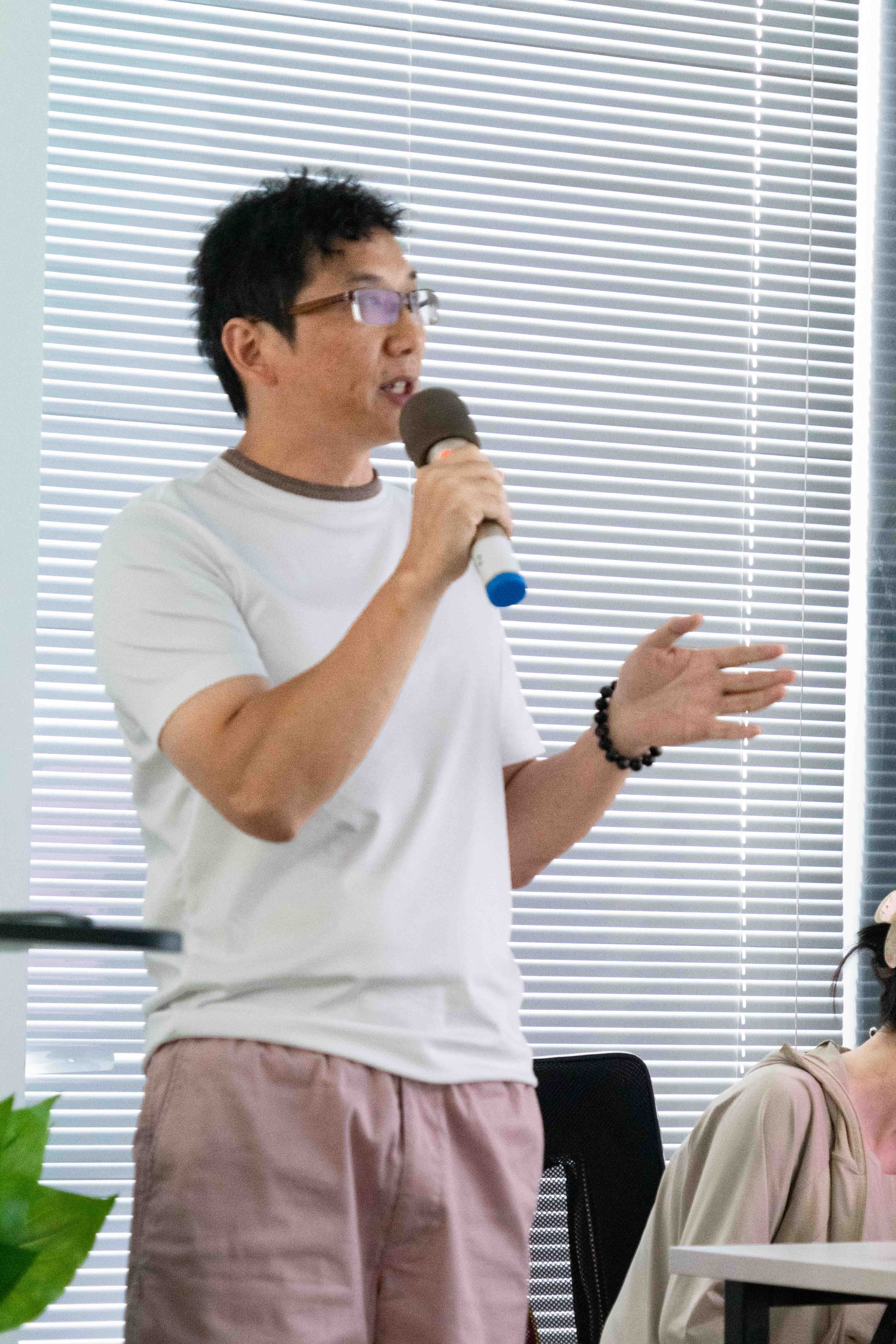 Peter explains the team competition rules at Hydrorelax AI competition