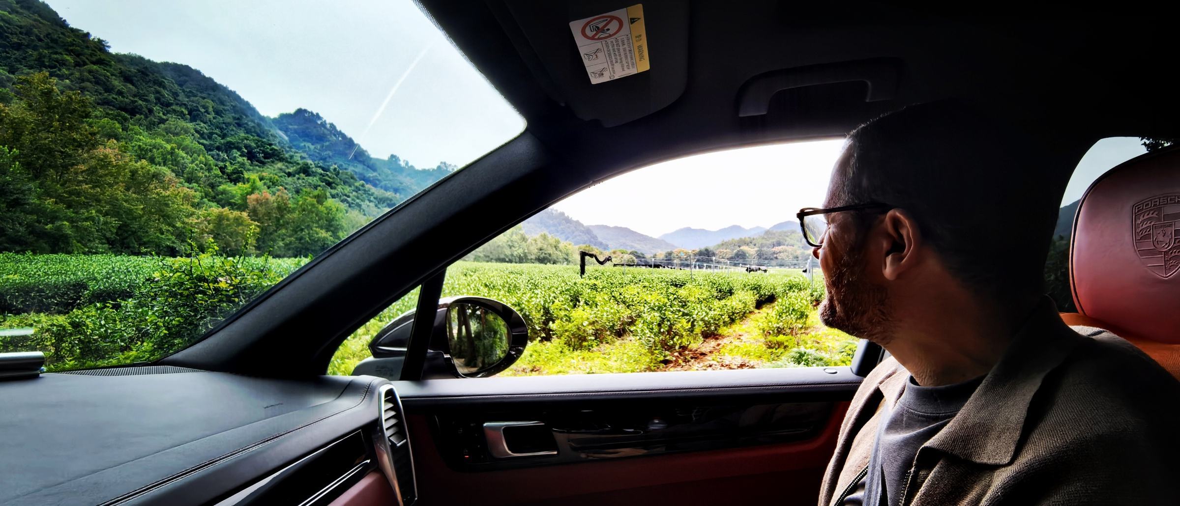 SSR customer viewing tea plantations and mountain scenery in Hangzhou