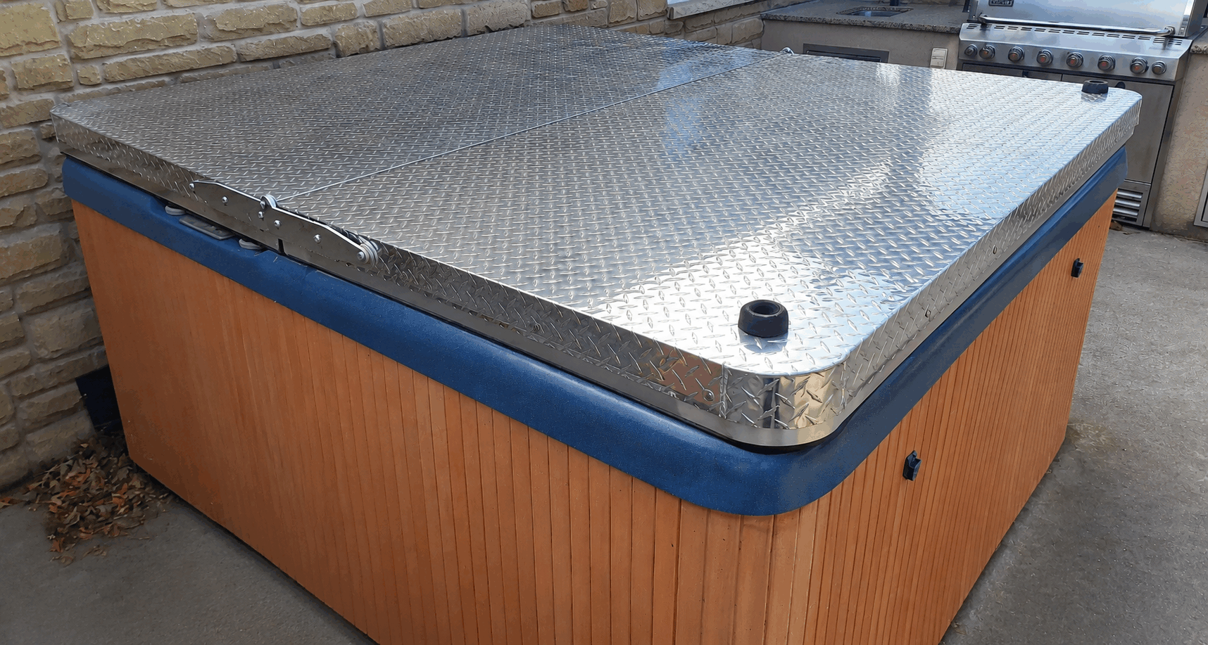 DIY hot tub cover with aluminum panel outer finish and hinge