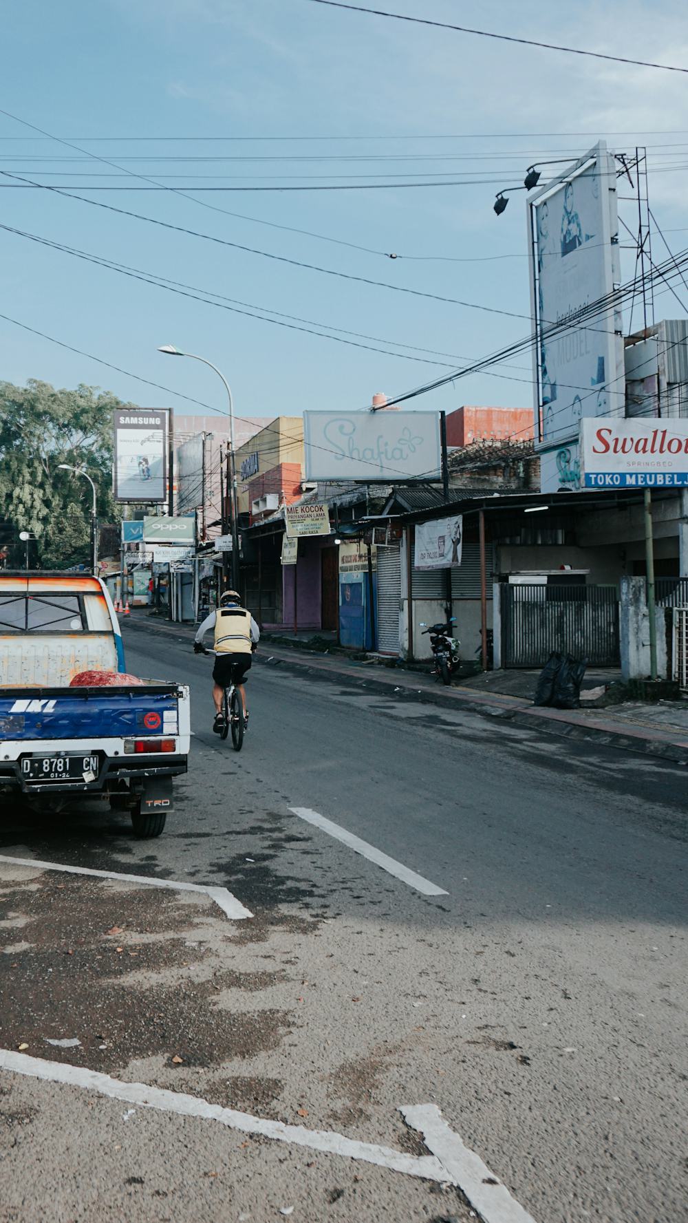 Cyclist and commercial vehicle sharing an urban road