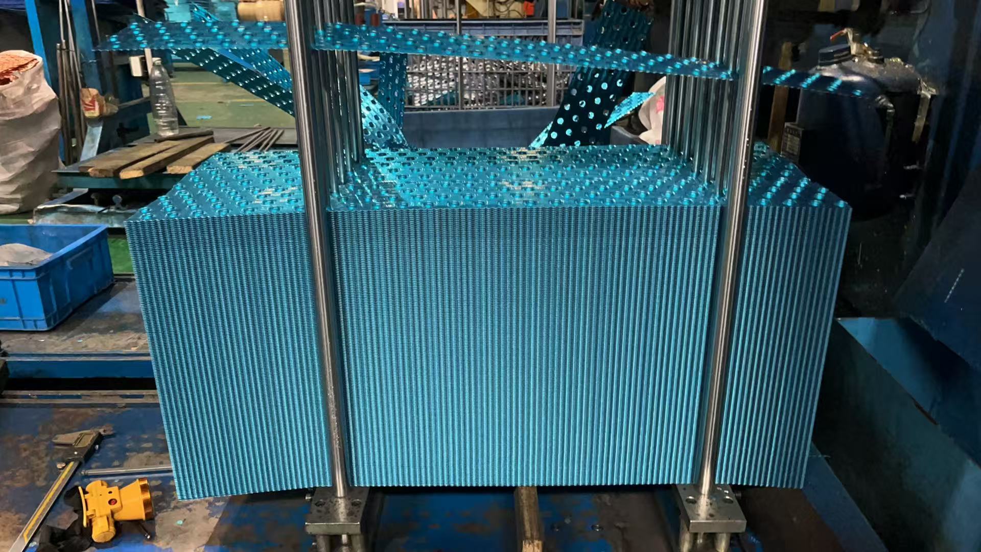 The number of louvered fin slits in a finned tube heat exchanger