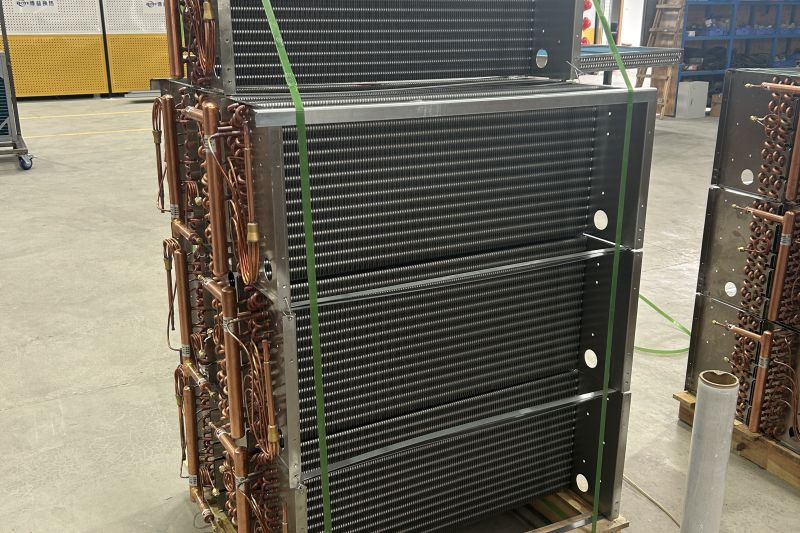 Evaporator coil for cold storage low-temperature application