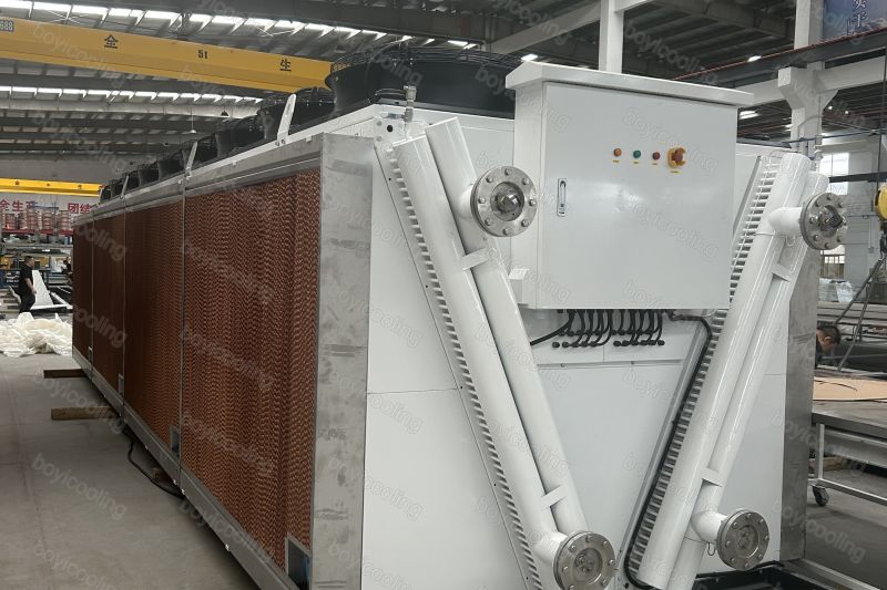 Flat-type horizontal dry cooler suitable for rooftop installations