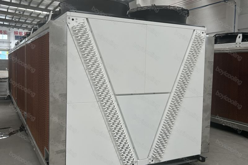 Vertical dry cooler compact configuration for space-constrained installations