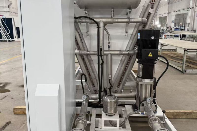 Dry cooler with water pump and control system for free cooling operation