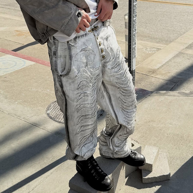 Quality control and delivery planning for a streetwear scale-up, USA production floor, Los Angeles, USA