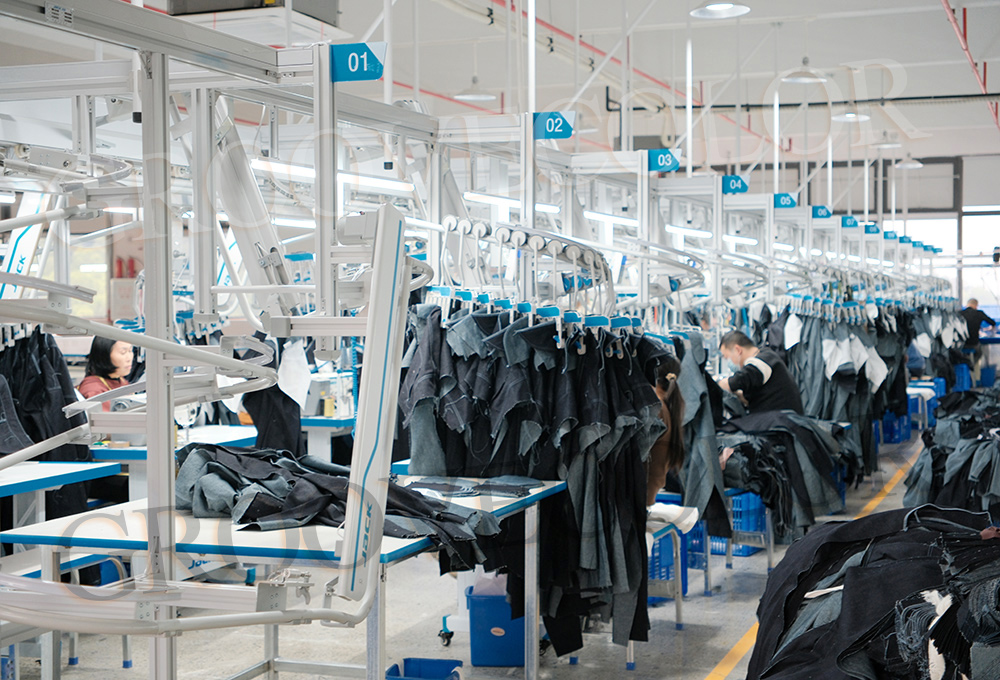 A detailed infographic showing the 17 critical questions to ask a streetwear manufacturer, set against a backdrop of a modern production facility in the USA.