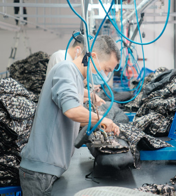 How to Choose Custom Streetwear Manufacturing Partners | Country Fit, Bulk Production Readiness, and Factory Risk