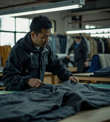 Large Clothing Manufacturer vs Specialist OEM Factory: Which Should Your Brand Choose?