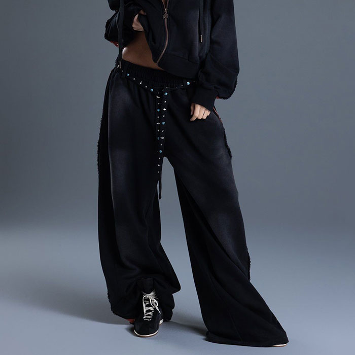 China OEM sweatpants sample table for flare and baggy men's streetwear sets