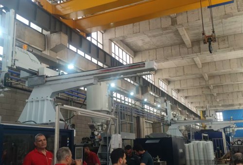 Injection molding robot embedding and removal project