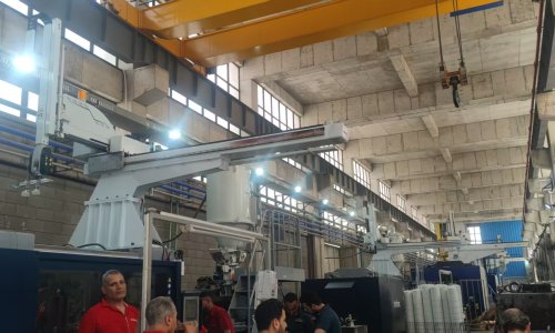 Injection molding robot embedding and removal project