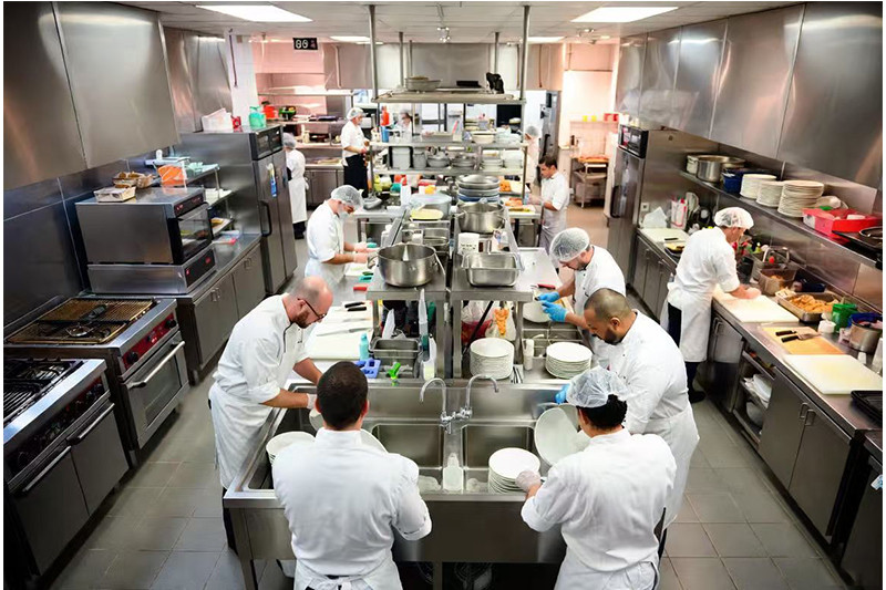 Commercial kitchen sink