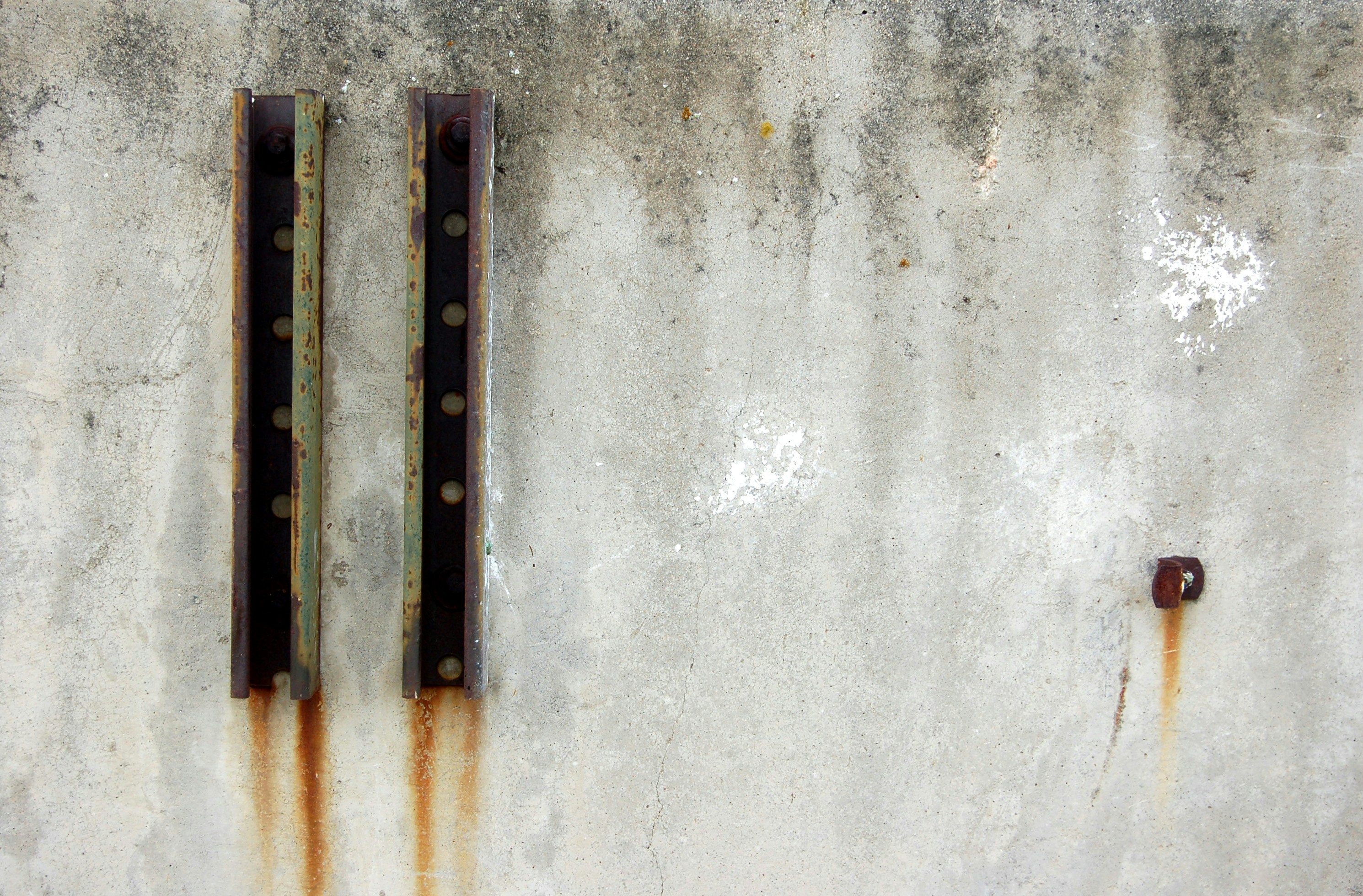 Durability comparison of concrete and stainless steel sink materials A split image showing the texture of a concrete sink and a brushed stainless steel sink