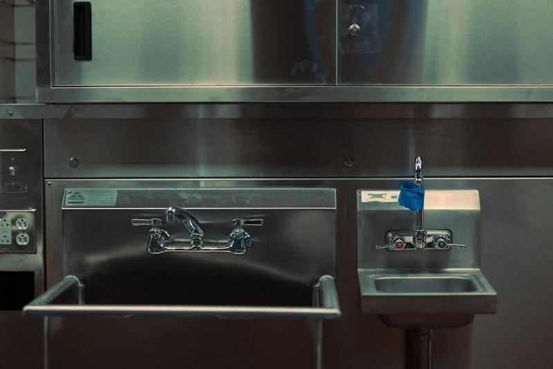 Commercial stainless steel kitchen sinks overview