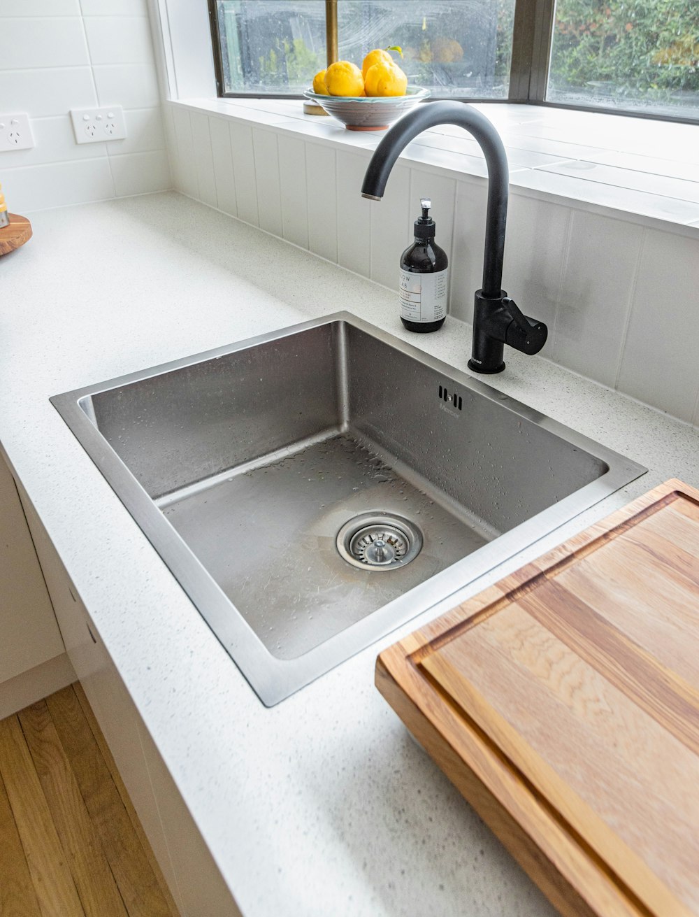 Stainless steel kitchen sink with faucet