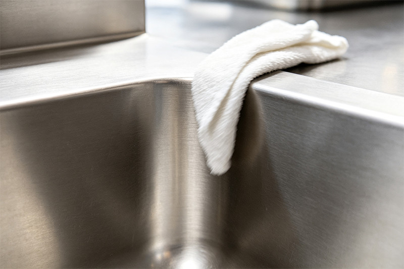 Hygienic Design with Coved Corners in Stainless Steel Sink Image of a stainless steel sink with rounded, coved corners, emphasizing ease of cleaning.