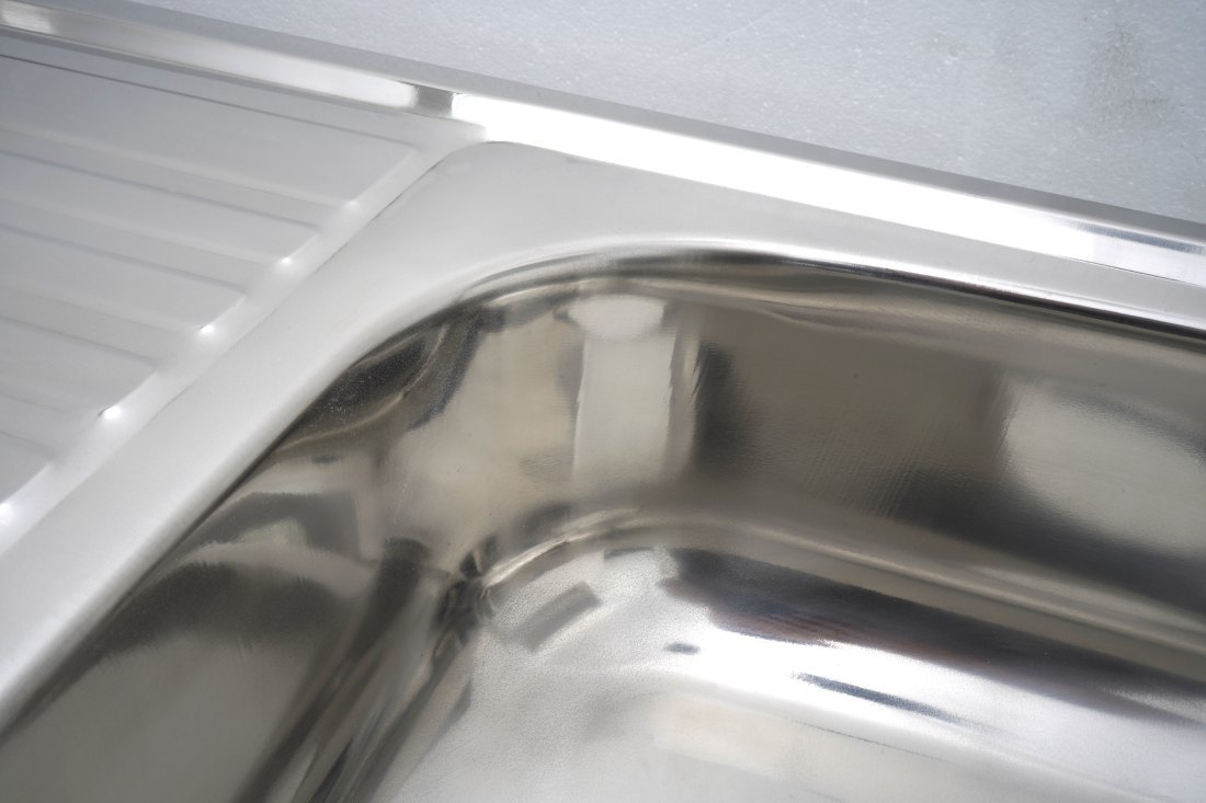 Close view of the deep drawn single bowl with smooth rounded corners and a fully draining base
