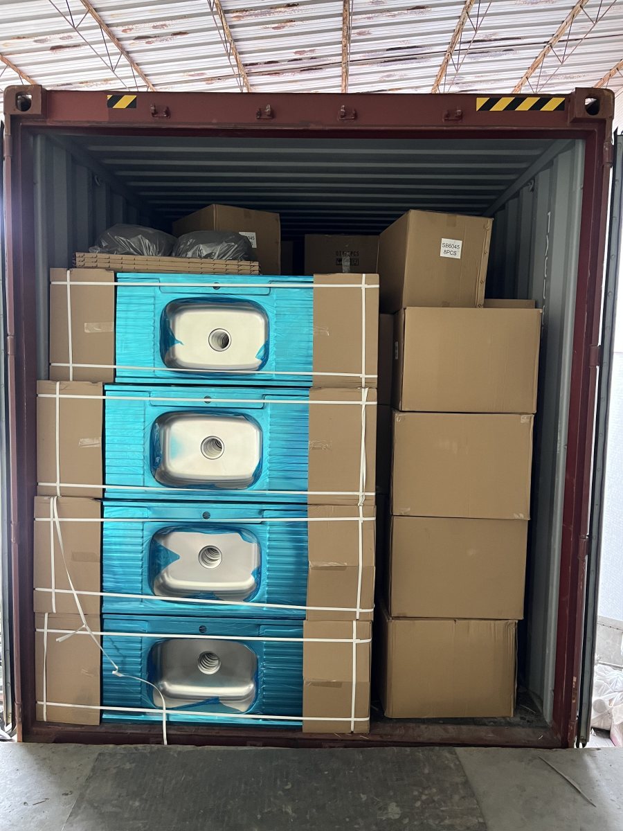 Quantity label checked on the loading dock before the container doors are closed