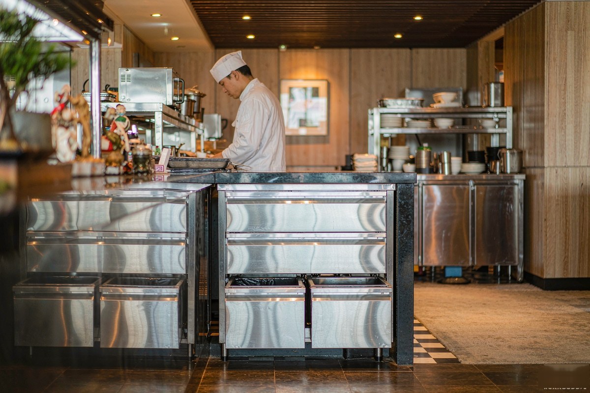 Drawer combo installed in a commercial restaurant serving station
