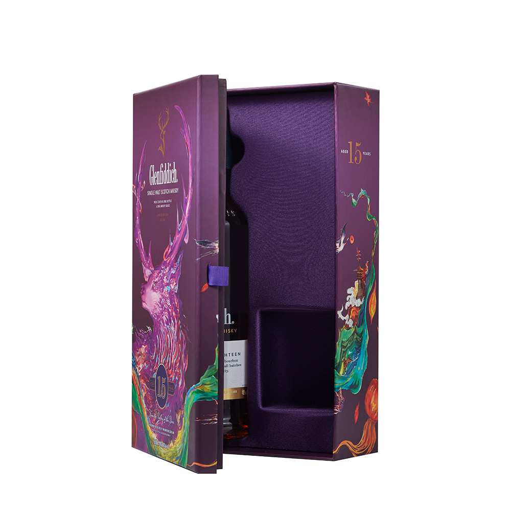 Rigid whisky packaging box with magnetic closure