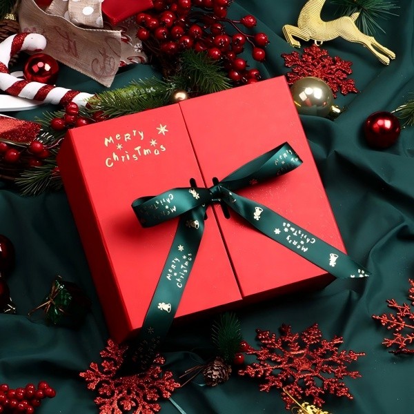 Plastic-free christmas gift box with moulded pulp insert and kraft tissue