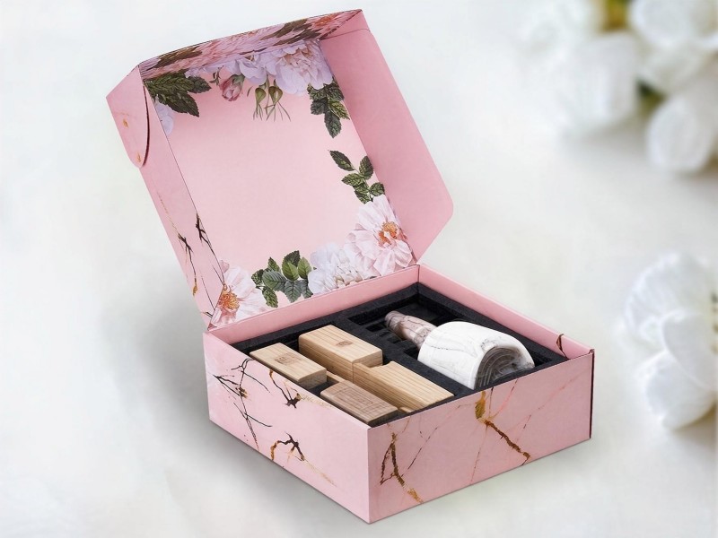 Folding rigid box for corporate and promotional gift sets