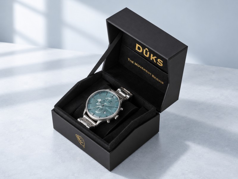 Magnetic closure boxes for jewelry and watches