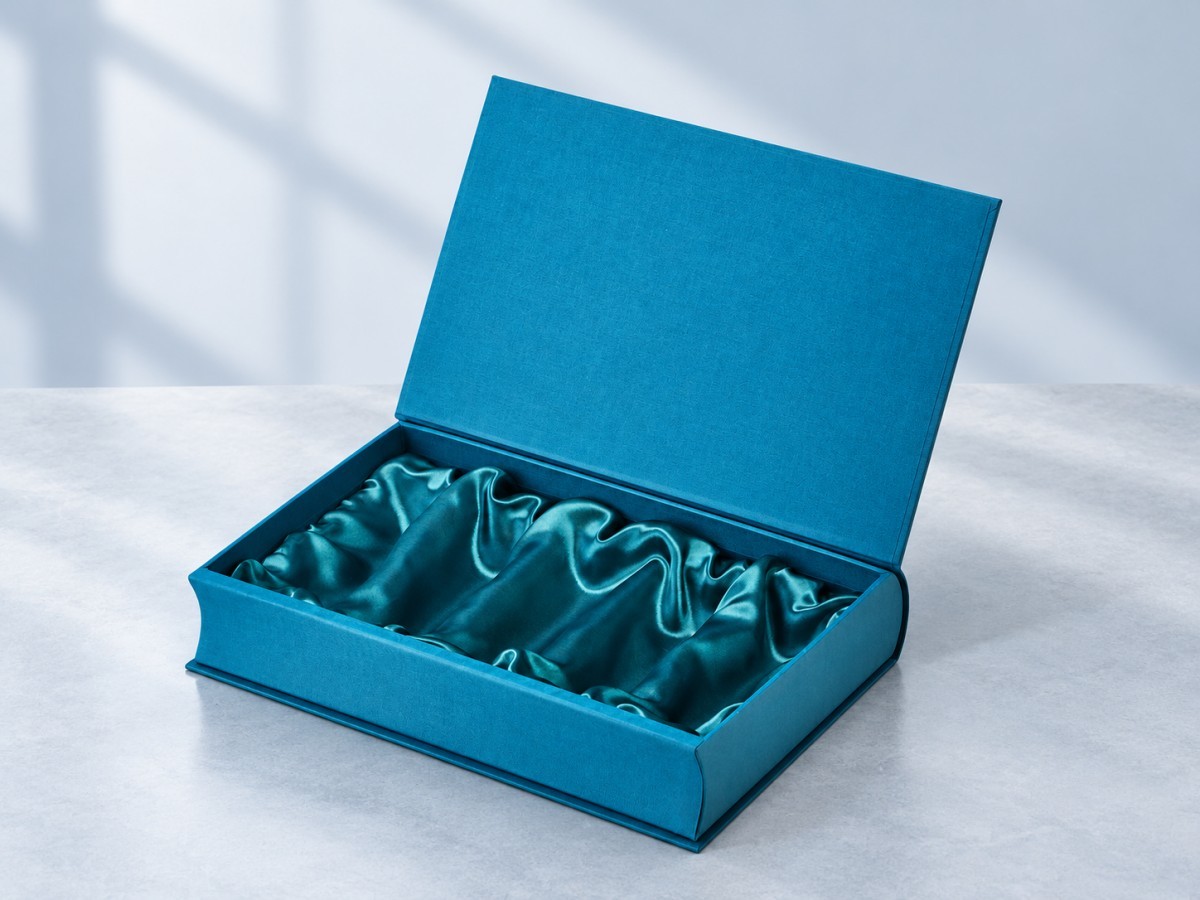 Luxury perfume magnetic rigid box with custom bottle insert