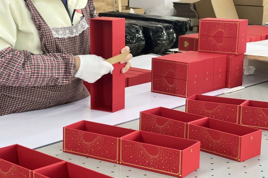 DHP Boxes quality control inspection of custom rigid box dimensions corners wrapping and lid alignment