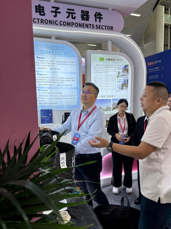 Introducing geo tubes and silt curtains to the Deputy Director of the Hunan Provincial Department of Commerce at the Cross-Border Trade Fair.
