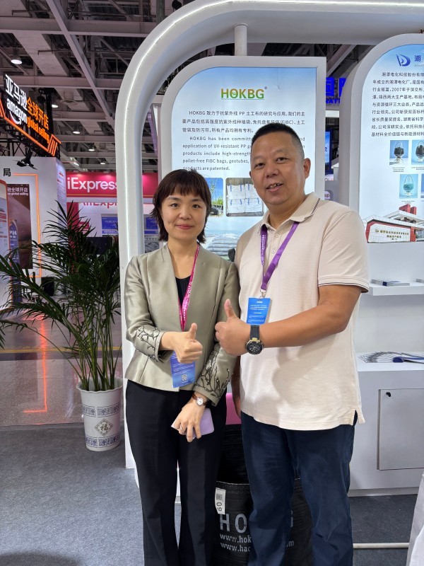 Introducing geo tubes and silt curtains to the Director of the Xiangtan Municipal Bureau of Commerce at the Cross-Border Trade Fair.