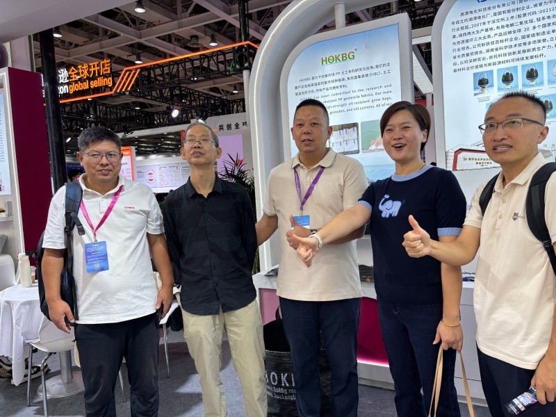 Geo tubes and silt curtains were introduced to faculty members from Hunan University of Science and Technology at the Cross-Border Trade Fair.