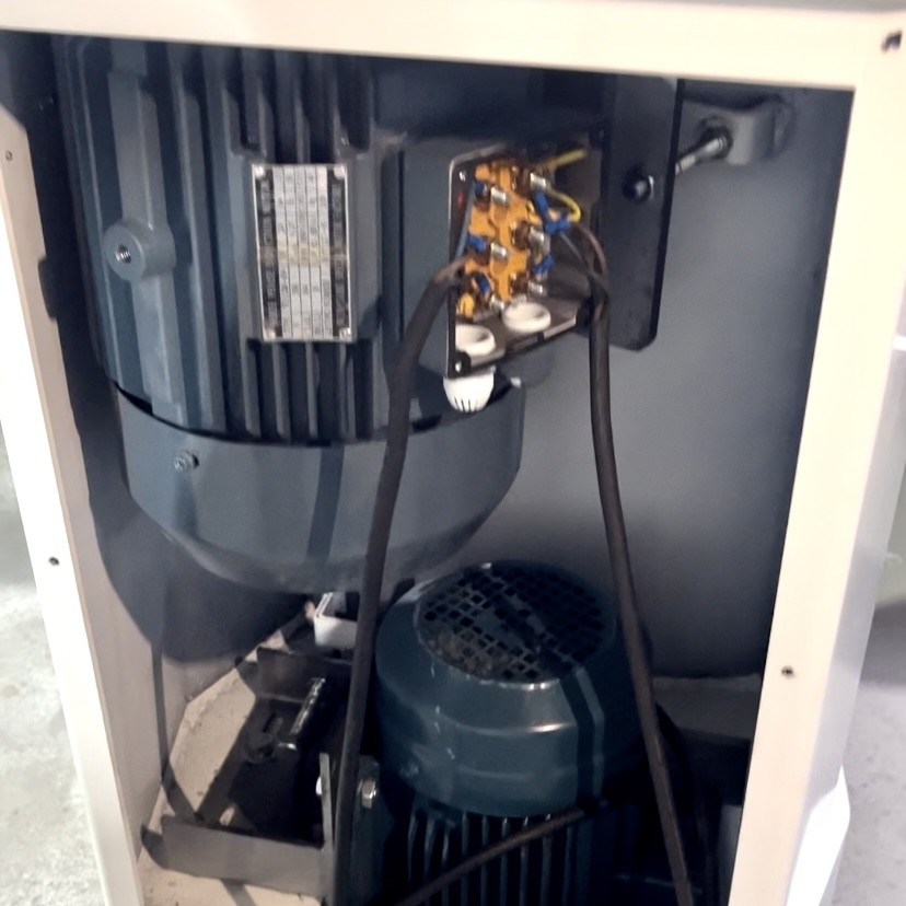 Equipped with a Gates (USA) imported motor, known for strong and stable output, low noise, and much longer service life than local alternatives — ensuring high-efficiency production.