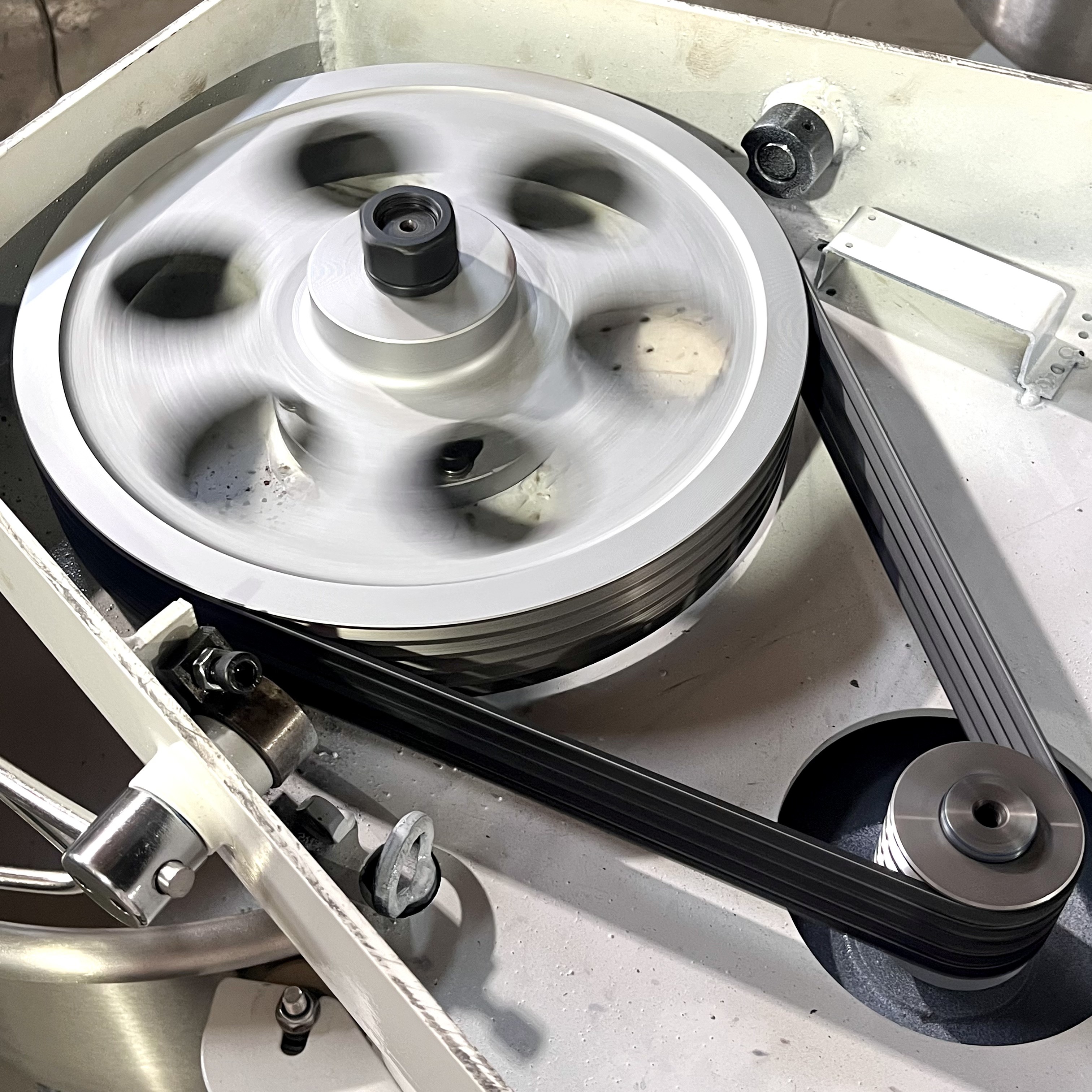 Uses BANDO (Japan) belts and high-precision imported bearings for smooth transmission, high wear resistance, and lower noise, extending machine lifespan.