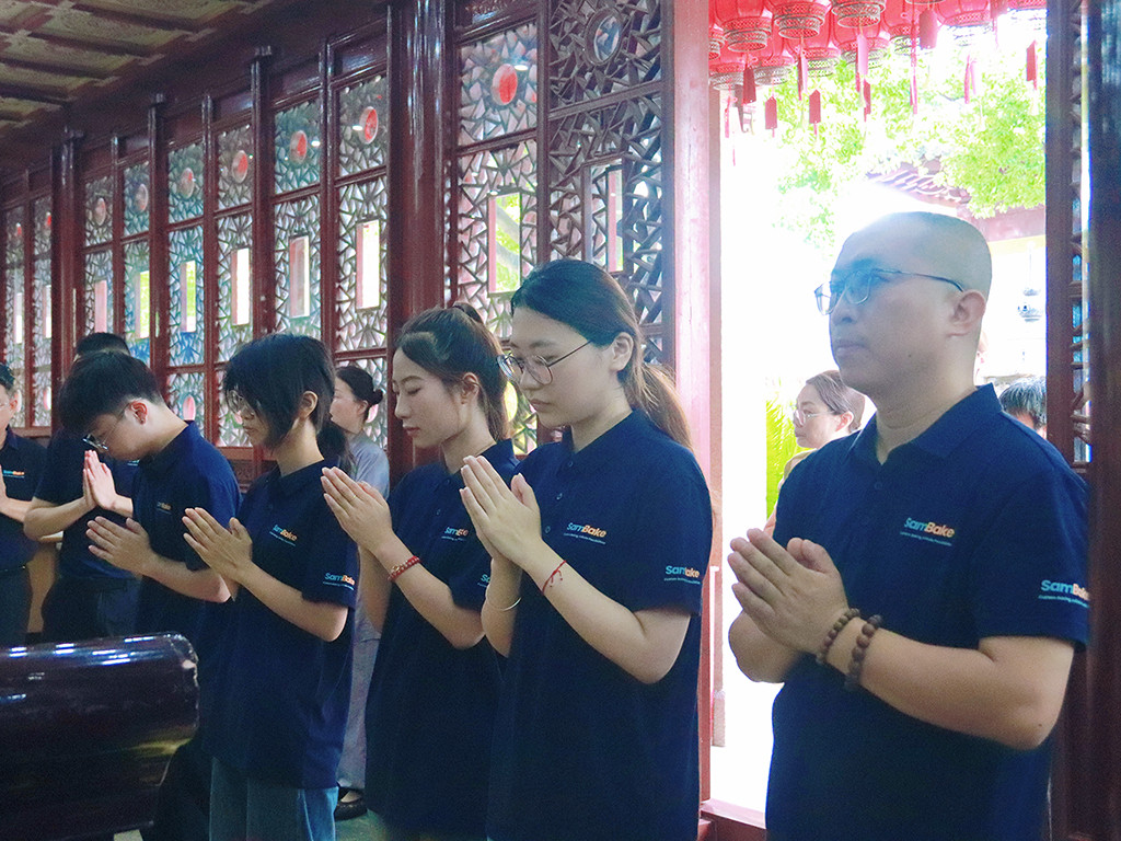 During the retreat, new team members took part in traditional practices such as scripture copying and silent meditation. These activities were more than ceremonial—they were designed to cultivate patience, mindfulness, and a strong inner belief in doing what is difficult but right. This mindset forms the foundation of SamBake's commitment to its partners.