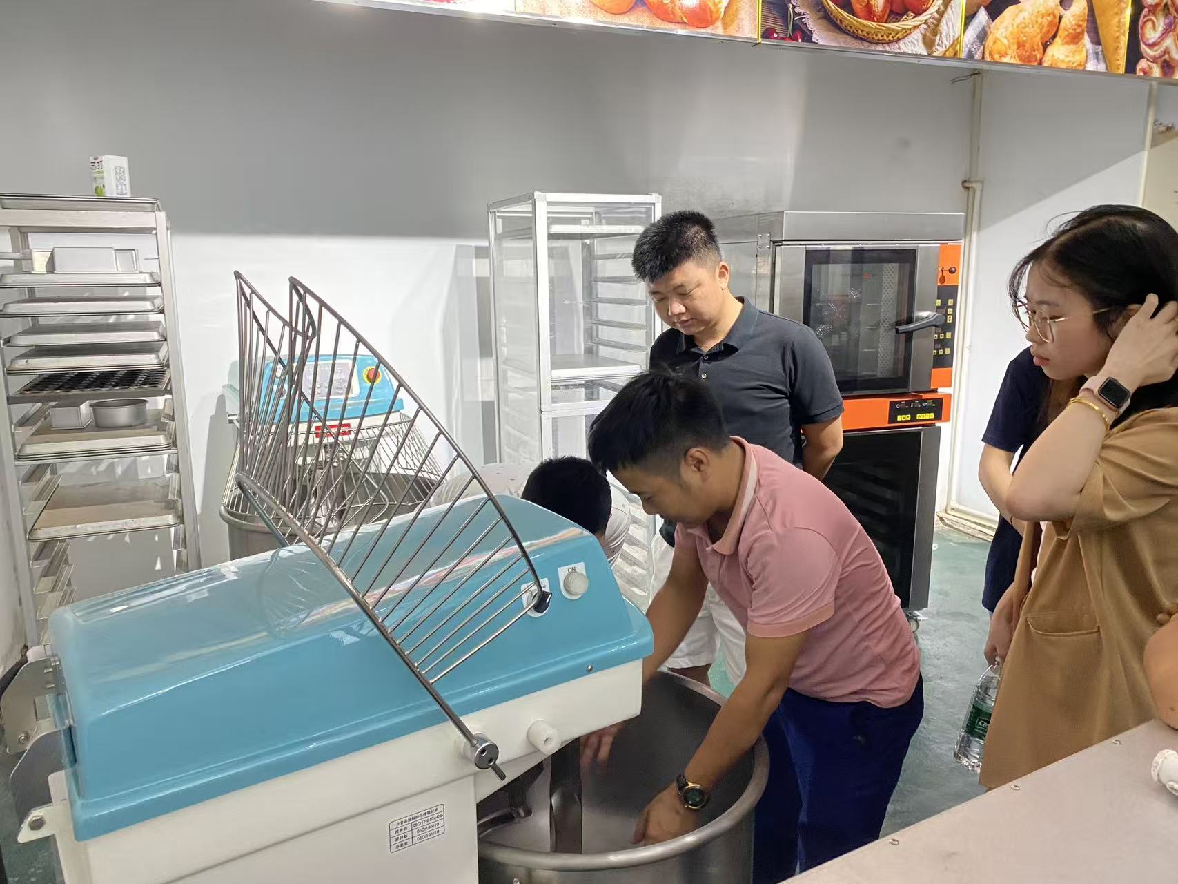 عميل من فيتنام يتفقد خلاط العجين التجاري في مصنع SamBake