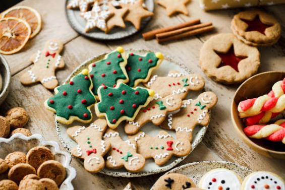 بسكويت الزنجبيل الاحتفالي المخبوز في فرن تجاري