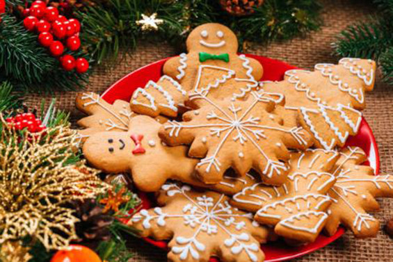 خبز كعك الزنجبيل بالتساوي داخل فرن تجاري