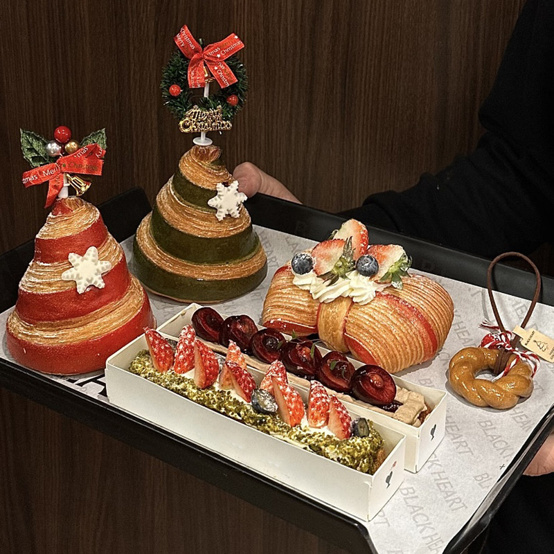 كرواسون متعدد الطبقات يحقق قشرة ذهبية في فرن تجاري