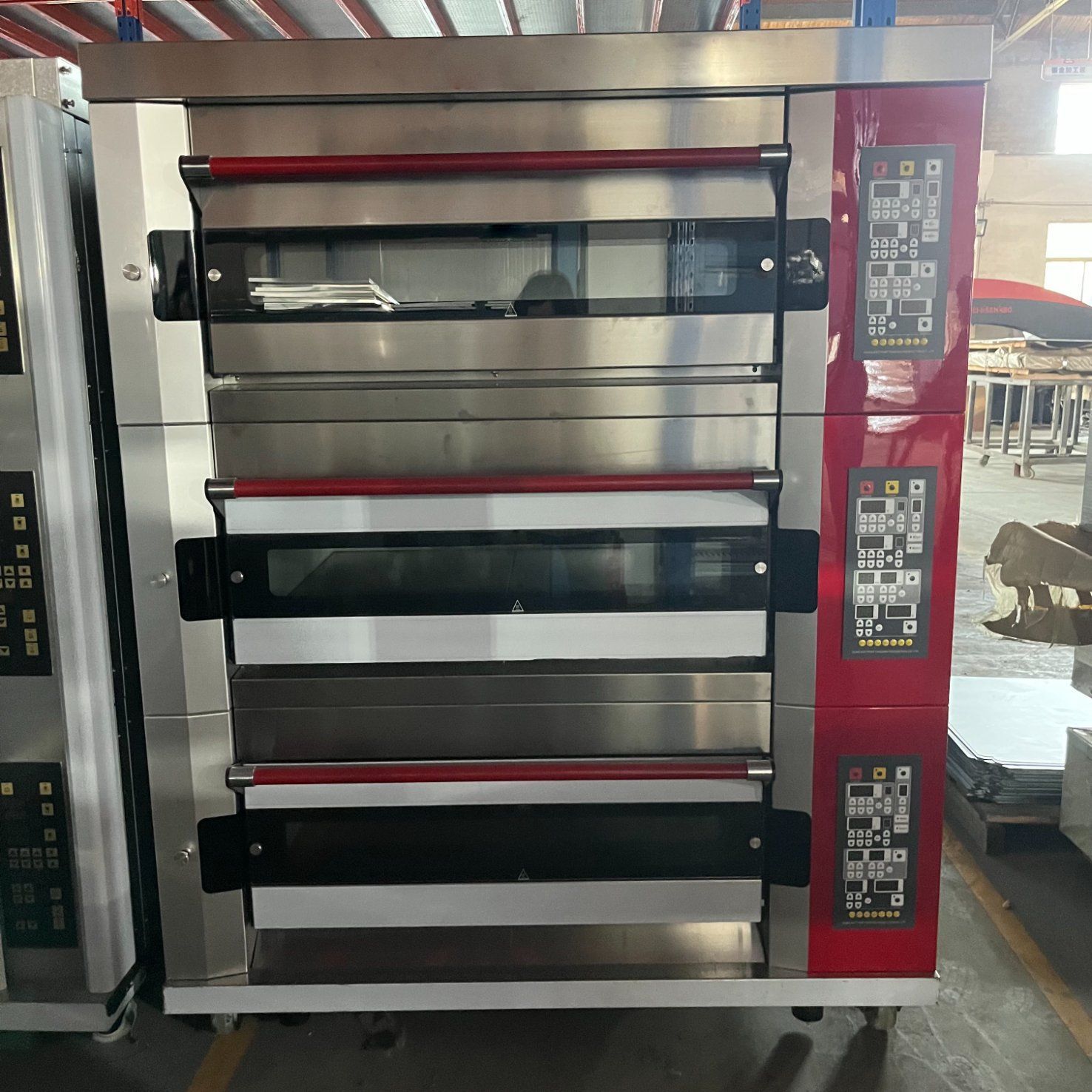 فرن سطح تجاري مصمم خصيصًا من قبل شركة SamBake لعملاء عالميين، مصمم للإنتاج بكميات كبيرة.